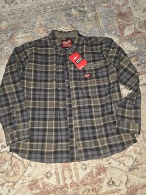 Milwaukee Men’s Gray & Olive Plaid Button-Down Shirt